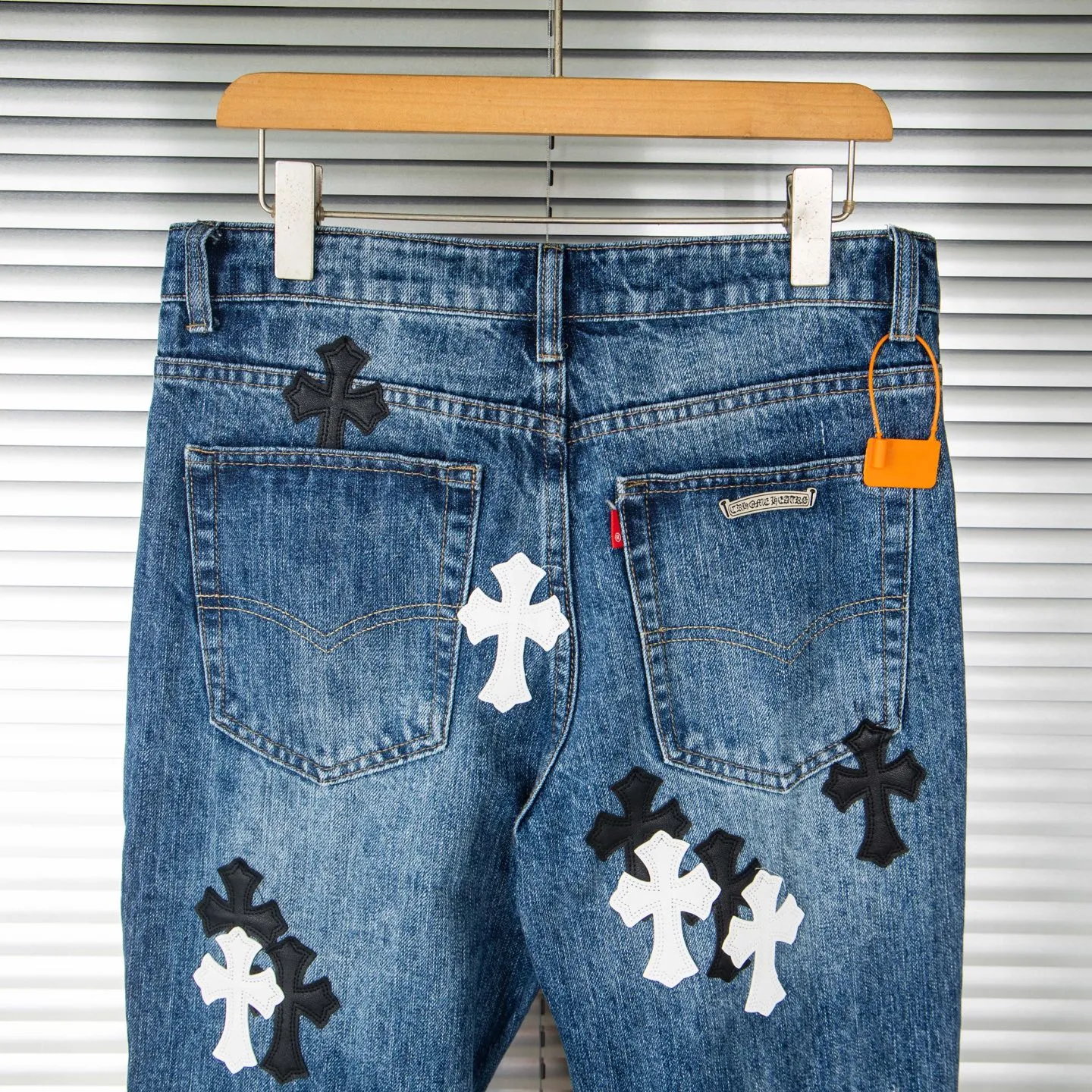 P240 Chrome Hearts Chrome Hearts blue pants, black and white multi-leather jeans, multi-leather label work jeans, ch jeans, all need to be washed and then disassembled and hand-stitched with sheepskin cross leather and then spliced to complete. The whole process is too complicated to describe. About Chrome Hearts This is an extremely luxurious fashion brand that can also be called the nobility of the high street. It has always been an exclusive brand for some hipsters or rich second generations. Compared with ordinary high streets, it is more luxurious and noble. Compared with luxury brands, it is more fashionable and individual. It has always been a brand that I have a special liking for. Style number: 1790# Color: blue Size: 28 30 32 34 36